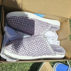 Tom's slippers they are size 11 in women's and lavender checkered slippers